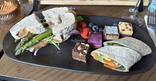 Sandwich met groen asperges, wraps met wortel en walnoot en scones  at Ferro in Berkel En Rodenrijs