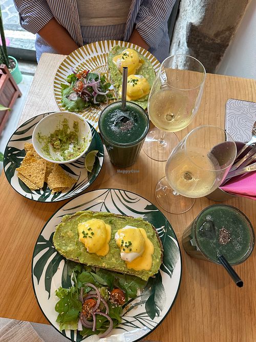 Toast with avocado, poached egg, hollandaise sauce and chives / Guacamole with Tortilla Chips / Apple-Kiwi-Cucumber-Spirulina-Juice at Bainema in Angra Do Heroismo