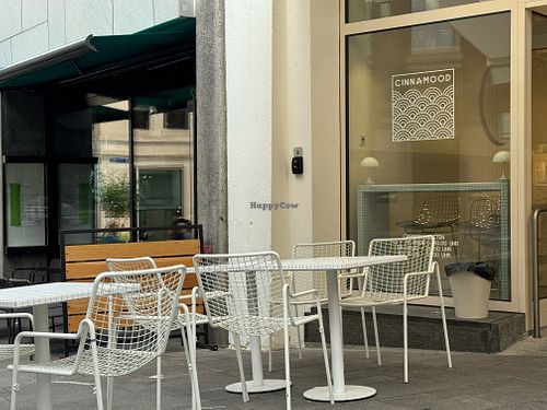 outdoor seating at Cinnamood in Basel