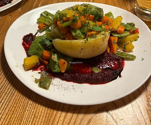 Ofenkartoffeln mit Rucolapesto & Gemüse  at Der Kleine Kartoffelsack in Mittenwald