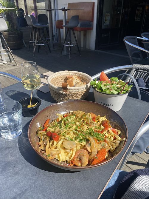 Linguine mit frischen Tomaten, Zwiebeln, Paprika usw- extra zubereitet  at L'Artimon in Le Palais