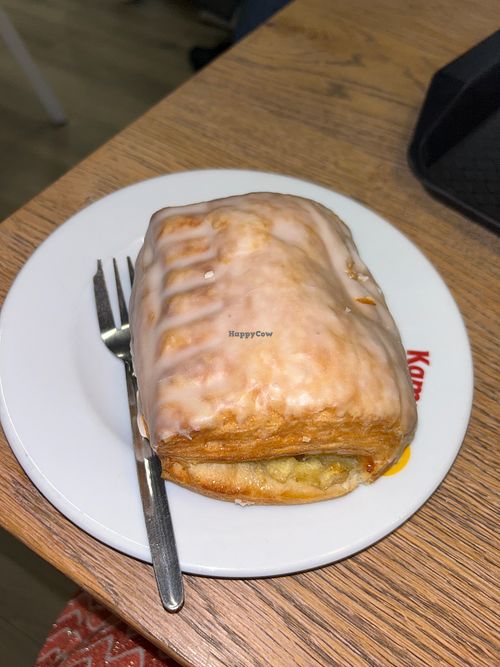vegane Apfeltasche at Kamps Bäckerei in Dusseldorf