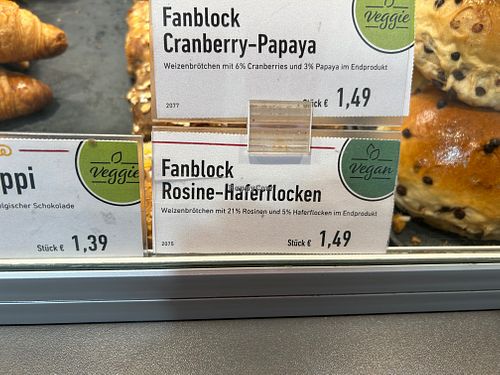 vegane Optionen sind klar hervorgehoben und tragen ein grünes Schild at Kamps Bäckerei in Dusseldorf