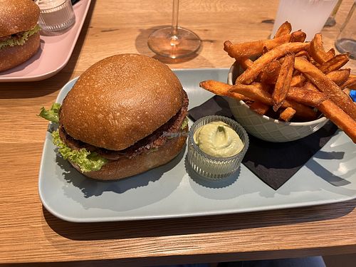 Vegan Crunchy Punch mit Süßkartoffelpommes und Basilikum Mayonnaise  at Steb's in Bressanone