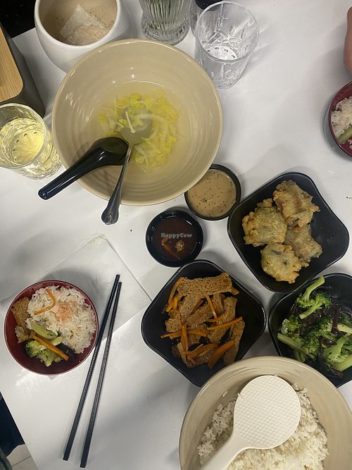 Suppe, Reis, Seitan und verschiedene Gemüsesorten (zum Teil schon aufgegessen)  at OAT Bistro in Ha Long