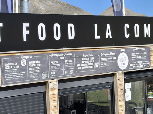 Un bonito restaurante con una opcion de hamburguesa vegana at Fast Food La Coma in Ordino
