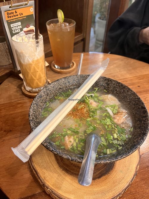 Vietnamese noodle soup and Thai tea milkshake  at Kem-Kon KhaoSan (เข้ม-ข้น ข้าวสาร) in Bangkok
