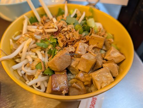 Caramelised tofu bowl (vegan) at Knees To Chin  in Antwerpen
