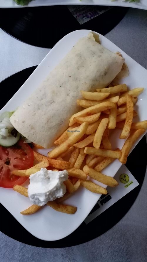 vegan wrap with fries and vegan mayonnaise at 80's Corner in Muenster