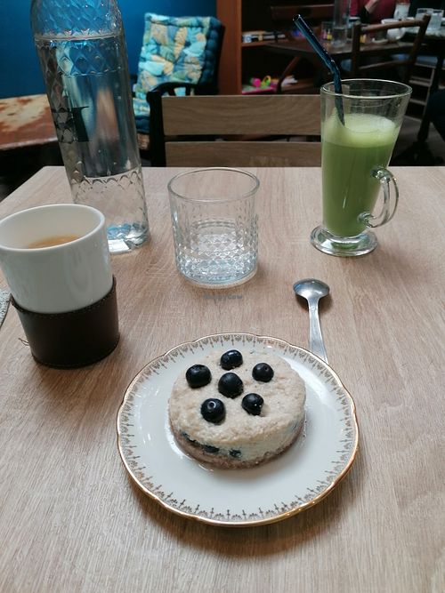 Cheesecake à la myrtille et au sirop d'érable, avec matcha latte at Blablathé in Bressuire