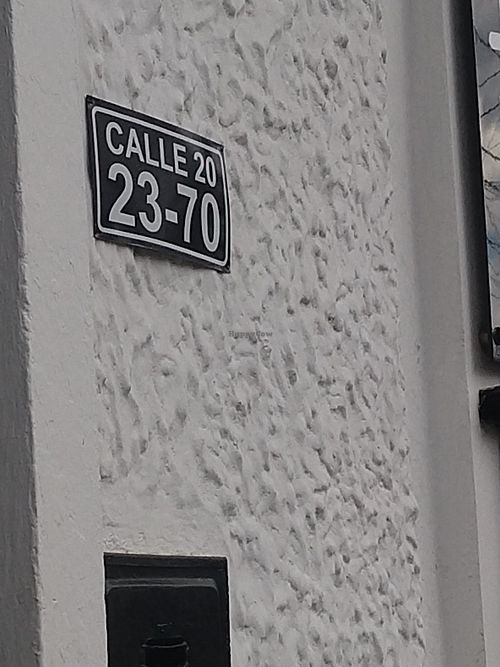 Address plaque on the wall outside at Restaurante Vegetariano in Bucaramanga