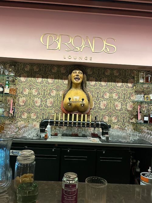 The coolest bar! 💪🏽😃🎉💃🏽💃🏻💃🏻💃🏽💃🏼💃🏻💃🏽💃💃🏽💃🏻💃🏼  at Broads in Chattanooga