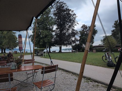 Biergarten mit veganen Optionen at Ganz am Ufer in Starnberg