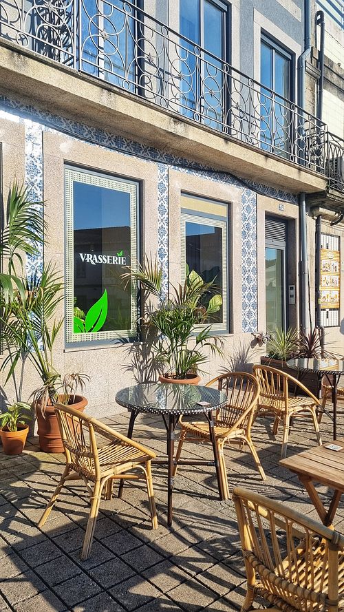 Outside seating at Vrasserie in Porto