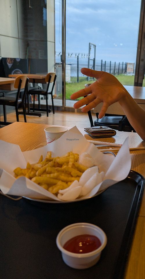 감자튀김 (fries) and ketchup at Sucheol's Deep Fried Jumbo Shrimps in Incheon