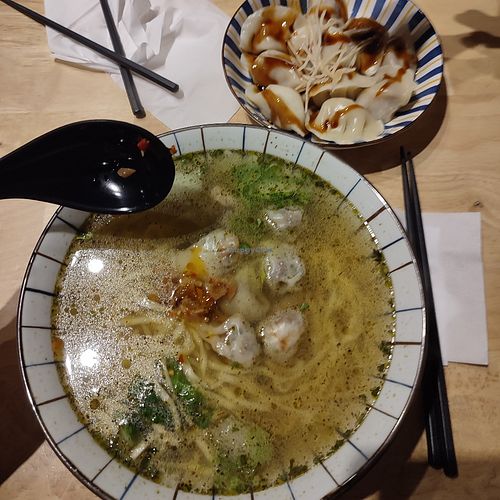 Wonton noodles (餛飩麵) and homemade boiled dumplings (手工水餃) at Miao Guanyin - 妙觀音素食 - Shuanglian/Jinxi Street in Taipei