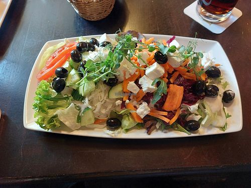 Vegetarischer Salat. Sehr großzügig bemessen. at Tommys in Weilburg