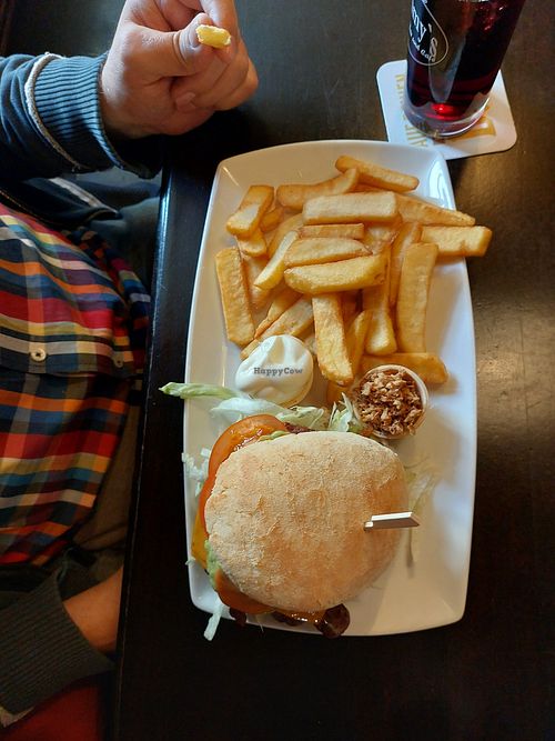 Veganer Burger. Manchmal müssen es Pommes sein! Mit Veganer Mayo at Tommys in Weilburg