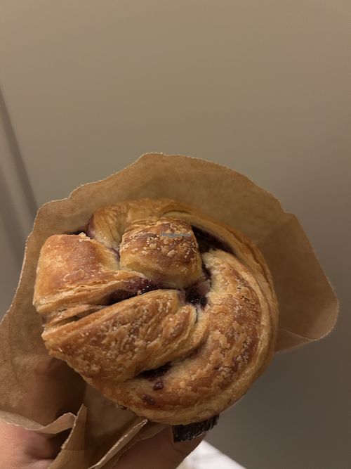 Heidelbeer Cruffin 4,10€  at LieblingsSpeis in Rohrbach