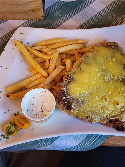 Knoblau Seitan Schnitzel mit Käse überbacken, Pommes + veganer Dip at Schwaibacher Hof in Bad Birnbach