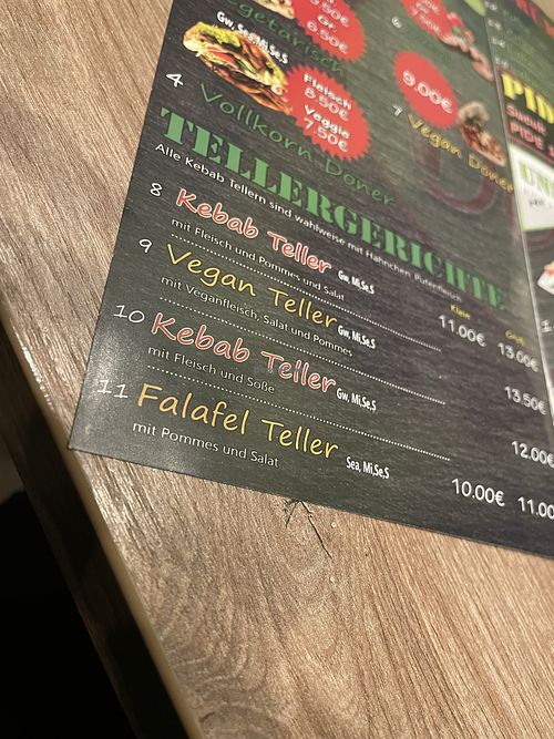 Der vegan Teller ist mit veganem Döner, Fleisch und der Falafel Teller ist auch vegan.  at Meine Döneria in Lebach