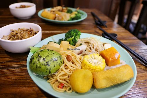 selection from the buffet at NénGrén Zhāi Guǎn 能仁斋馆 in Guilin