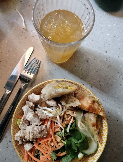 Bò bún piccolo con tofu saltato e involtini di verdure, tè freddo al mango at East Canteen Grand'Rue in Strasbourg