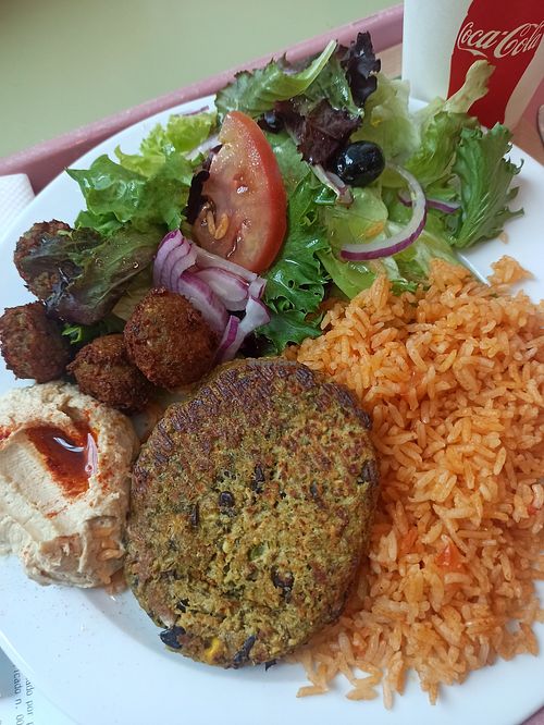 Falafel, hummus, veggie burger, tomato rice, salad
#veganuary at Joshua's Shoarma Grill - Kiosk in Seixal