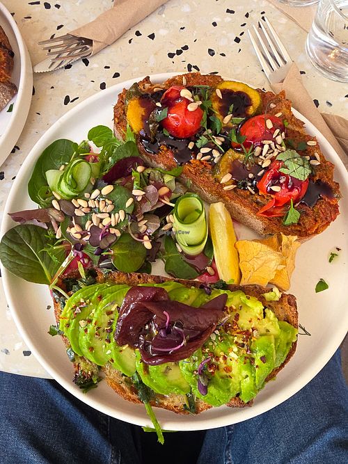 Frühstück "Avocado & Tomate (vegan)": 
Gegrilltes Sauerteigbrot mit Avocado, Walnuss-Tomaten-Pesto, Storå Gewürzmischung, Balsamico Zwiebeln, gegrillter Zucchini, gerösteten T at Storå Coffee in Bremen