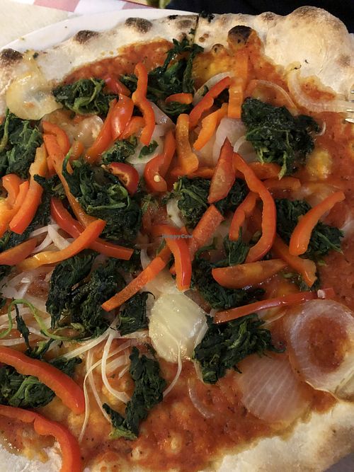 Pizza Marinara, zusätzlich mit Zwiebeln, Paprika und Spinat belegt.  at Primavera Pizzeria in Baltrum