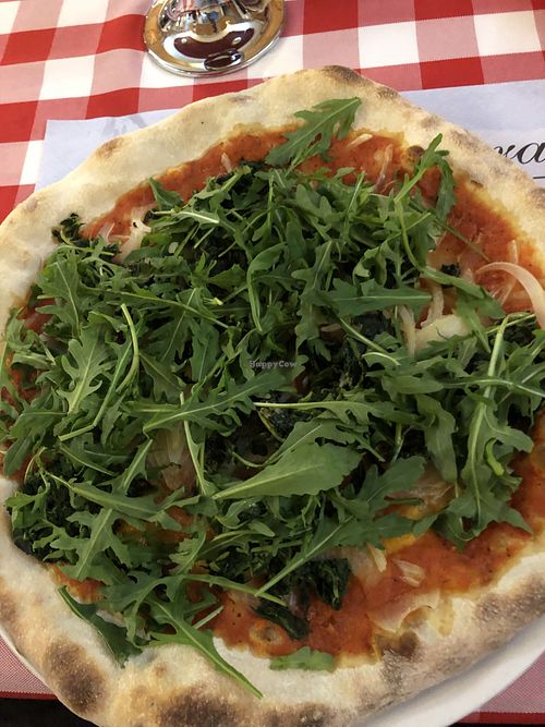 Pizza Marinara zusätzlich mit Zwiebeln, Spinat und Ruccola belegt.  at Primavera Pizzeria in Baltrum