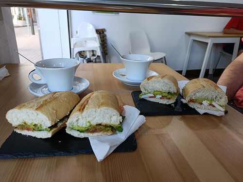 Cafés con leche de soja, bocadillo verde vegano y bocadillo Tricolor ovolacteovegetariano at Lemon Love in Lanzarote