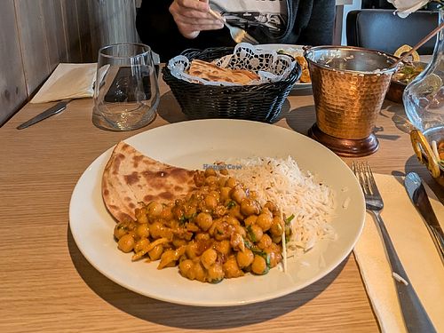 Chana masala with roti and rice. The white garnish is ginger at Sharma's Indiske Restaurant in Elverum