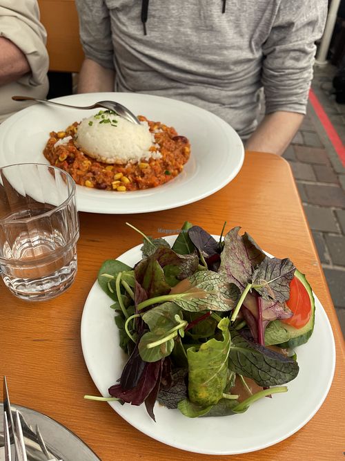 Chilli sin carne and side salad  at Hofbräu in Bamberg