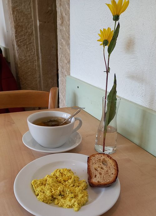 tea and scrambled tofu at foodsharing-Café Mehrrettich  in Tubingen