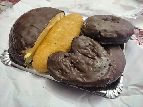 Media luna, pepito de crema, palmera de chocolate y dos donuts de chocolate at Horno San Cipriano in Badajoz
