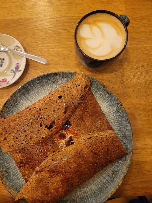 La végane et latté au lait d'avoine at Chez Béa in Lisbon