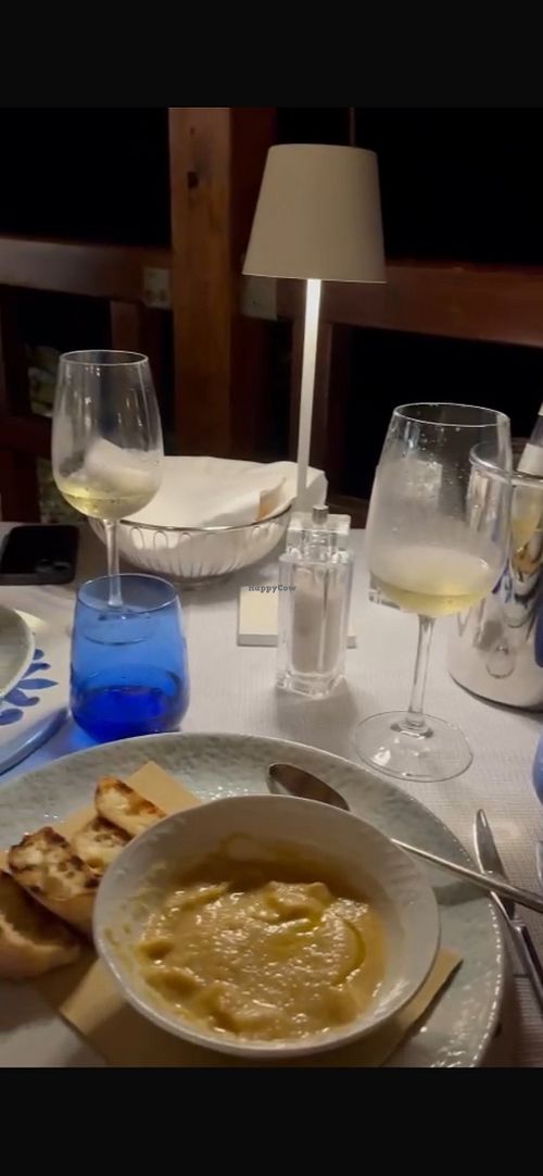 Hummus als Vorspeise in Form einer warmen Kichererbsen-Suppe  at Le Grand Bleu by “UNA cucina” in Taormina