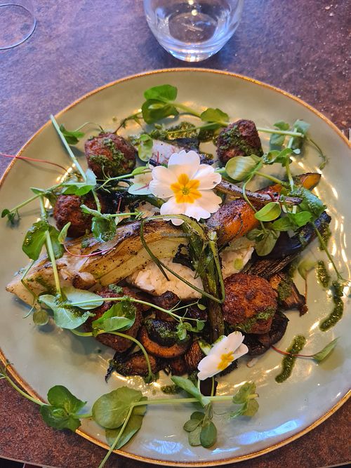 Riz, légumes grillés à huile de poireaux et falafels at Restaurant Senas Le Terminus in Senas
