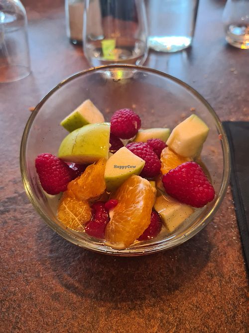 Salase de fruits avec gousse de vanille at Restaurant Senas Le Terminus in Senas