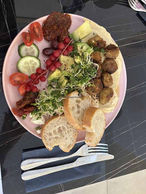 Veganes Frühstück (Falafel Teller)  at Nuvola Café in Munich