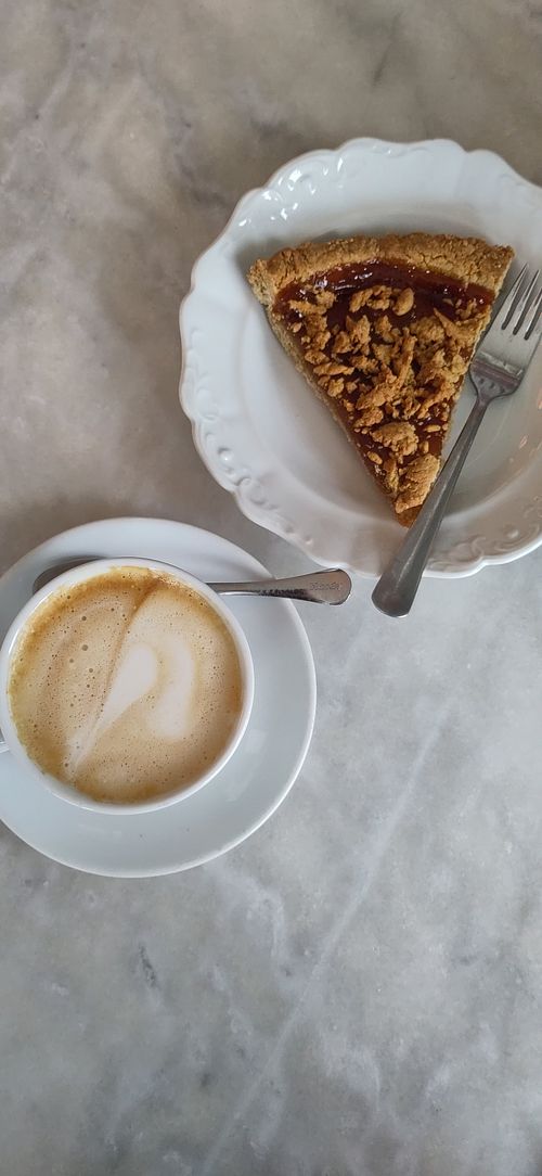 Vegan Tarte and capuccino at Molinari & West Bakery Cafè in Cuveglio