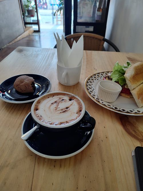 moka, galletón chocolate y pan con hummus de beterraga at Callejón Café in Valparaiso