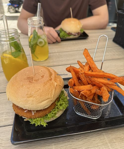 No Chickn Burger mit Süßkartoffel Pommes und Home-made Limo  at Pops Burger & Sportsbar in Ludwigsburg