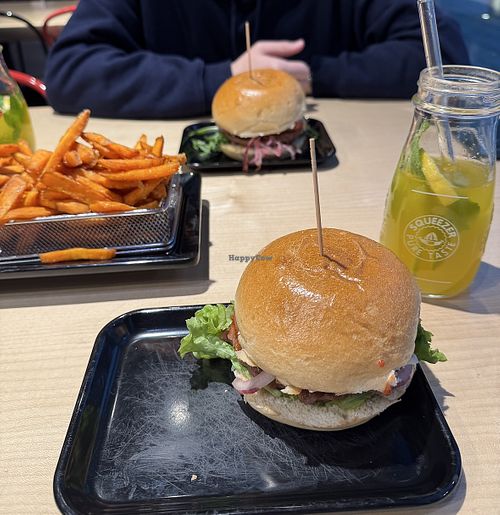 Beyond Meat Burger mit Süßkartoffelpommes und home-made Limo  at Pops Burger & Sportsbar in Ludwigsburg