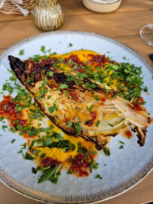 Spitzkohl mit Hummus und pesto rosso at Jung & Alt in Cologne