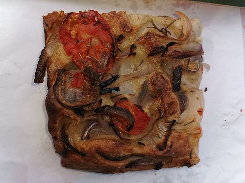 Vegane Focaccia mit Tomaten und Zwiebeln. at Paille i verde in Banyuls-sur-mer