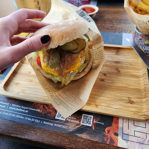 Veganer Burger at Hollers Steakhaus in Wiener Neustadt