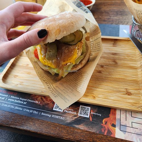 Veganer Burger at Hollers Steakhaus in Wiener Neustadt