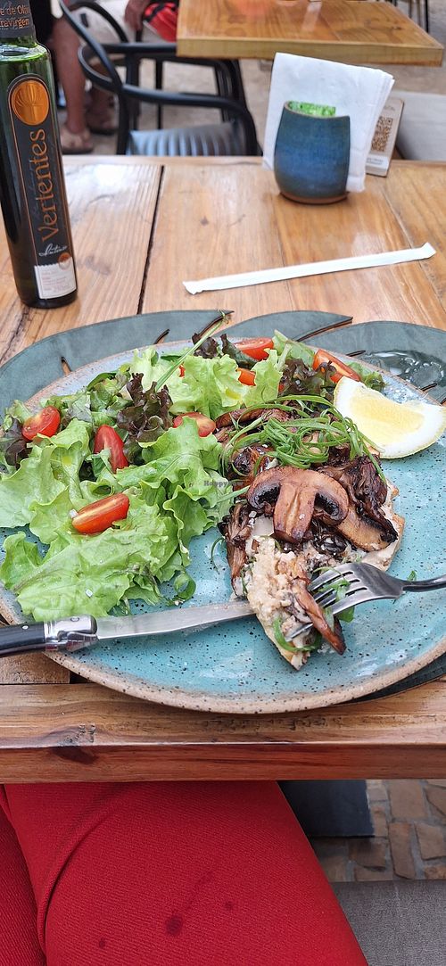 Ela fez essa opção vegana pra mim trocando o cream cheese por tahine at Manacá Café - Avaré in Sao Paulo
